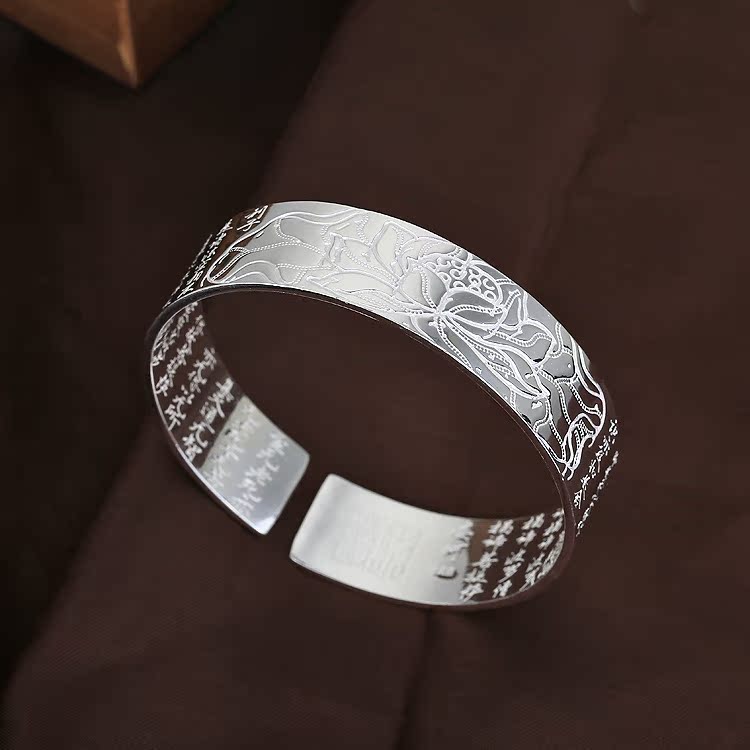 銀飾批發(fā)新風(fēng)尚 999純銀經(jīng)文手鐲，女性市場(chǎng)的璀璨商機(jī)